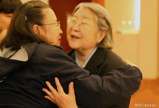 影她俩一见面就拥抱真是姐妹情深啊开元ky棋牌毛主席两个女儿的合